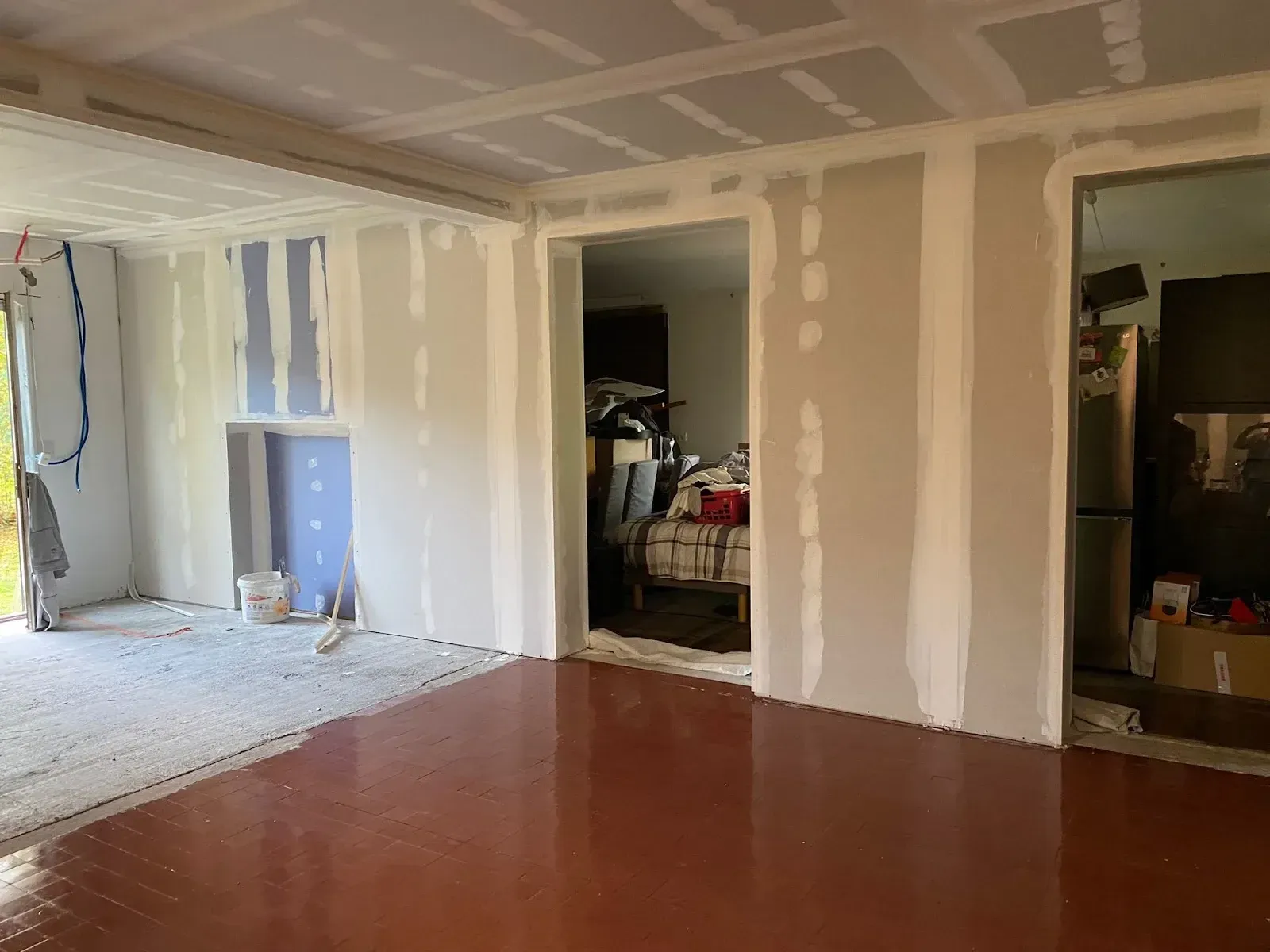 Cloisons en plaques de plâtre, bandes à joint réalisées