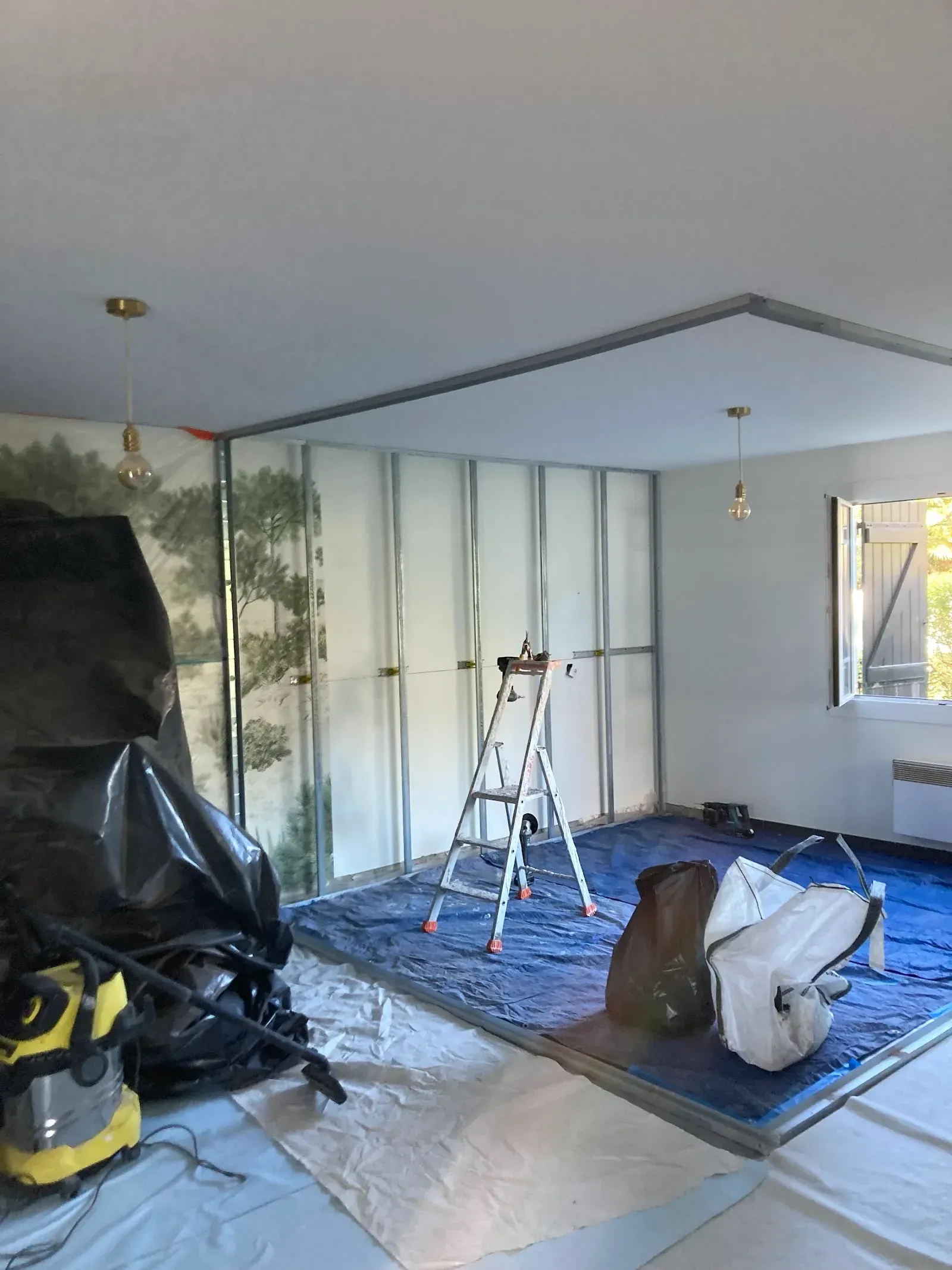 Montage d’une cloison sur ossature métallique, chantier protégé